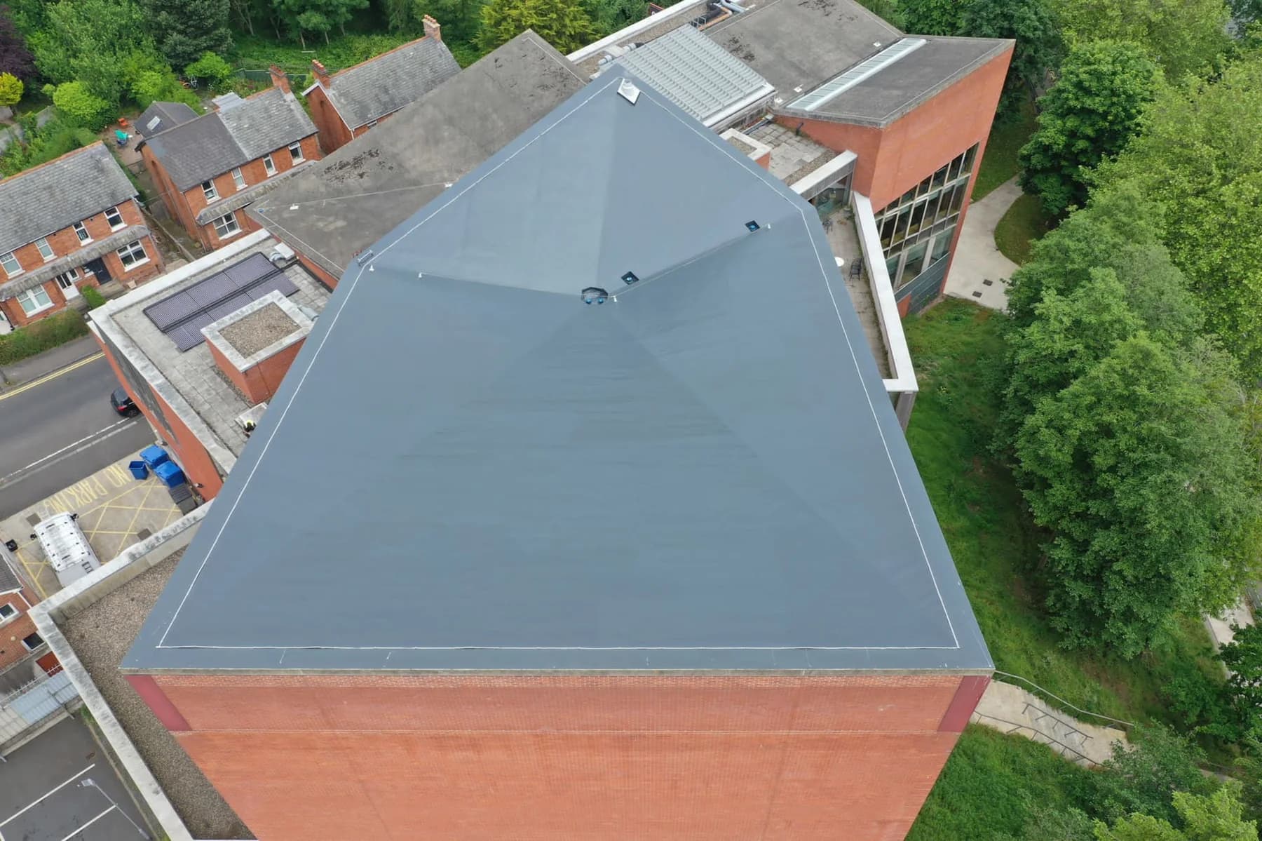 Ravni krov složene geometrije sa završenom tamnosivom hidroizolacijskom membranom