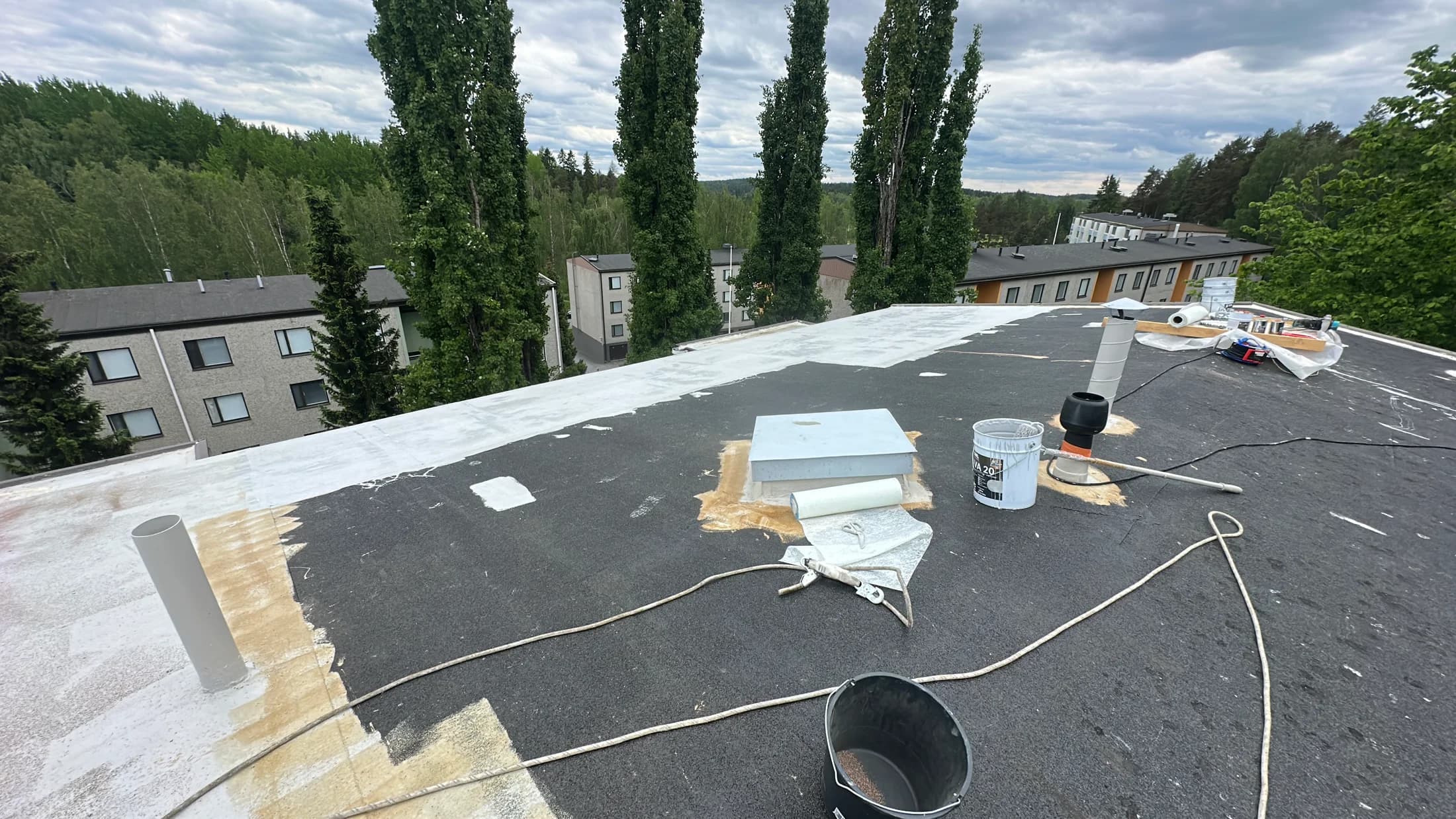 Nanošenje svijetle Lava 20 membrane preko postojećeg bitumenskog ravnog krova